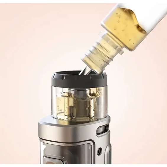 Aspire Veynom LX Pod Mod tankına likit dolumu, gümüş renk.