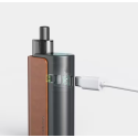 Aspire Vilter Power Bank şarj olurken yakın çekim, kahverengi detaylı.