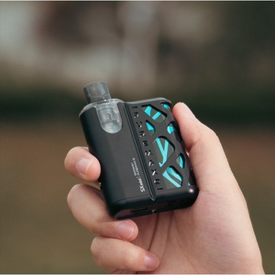 SXmini PureMax Q Pod Mod Siyah, şeffaf mavi detaylı, elde tutuş.